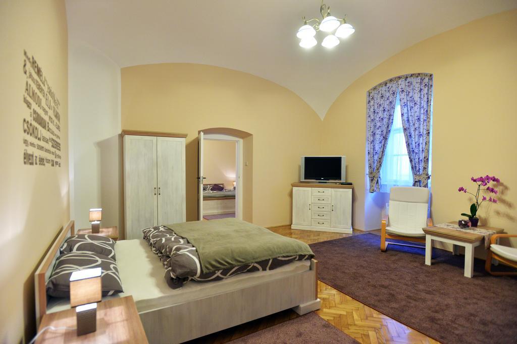 Főtér Apartman Eger Esterno foto