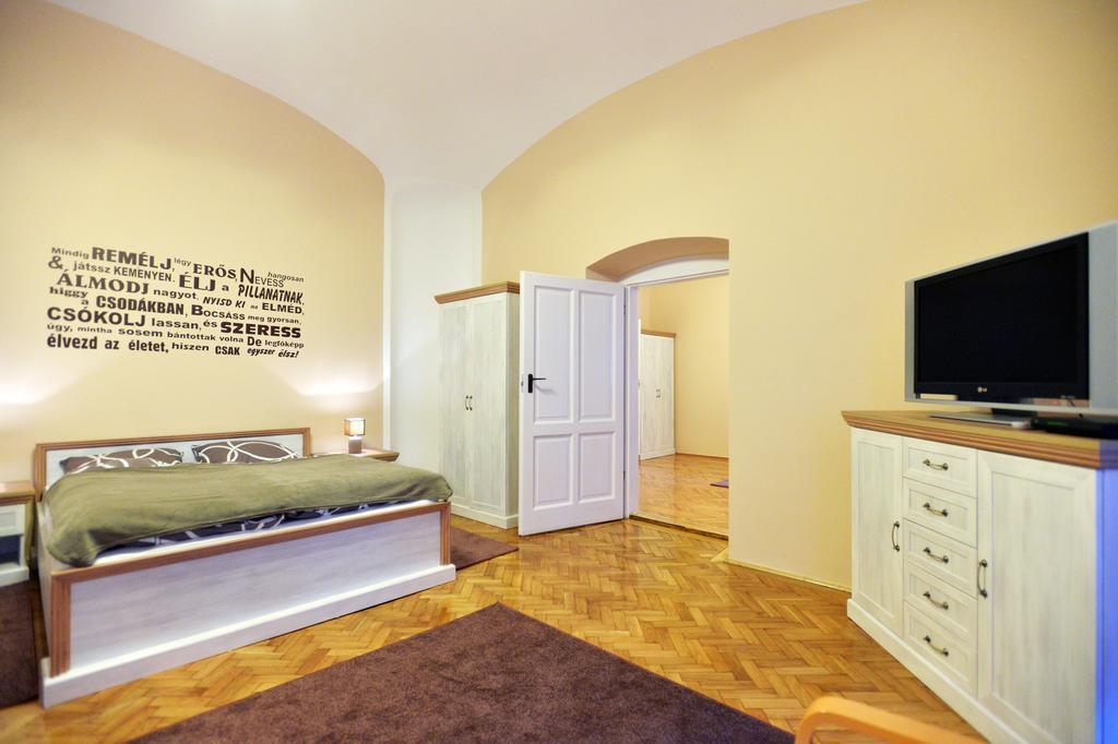 Főtér Apartman Eger Esterno foto