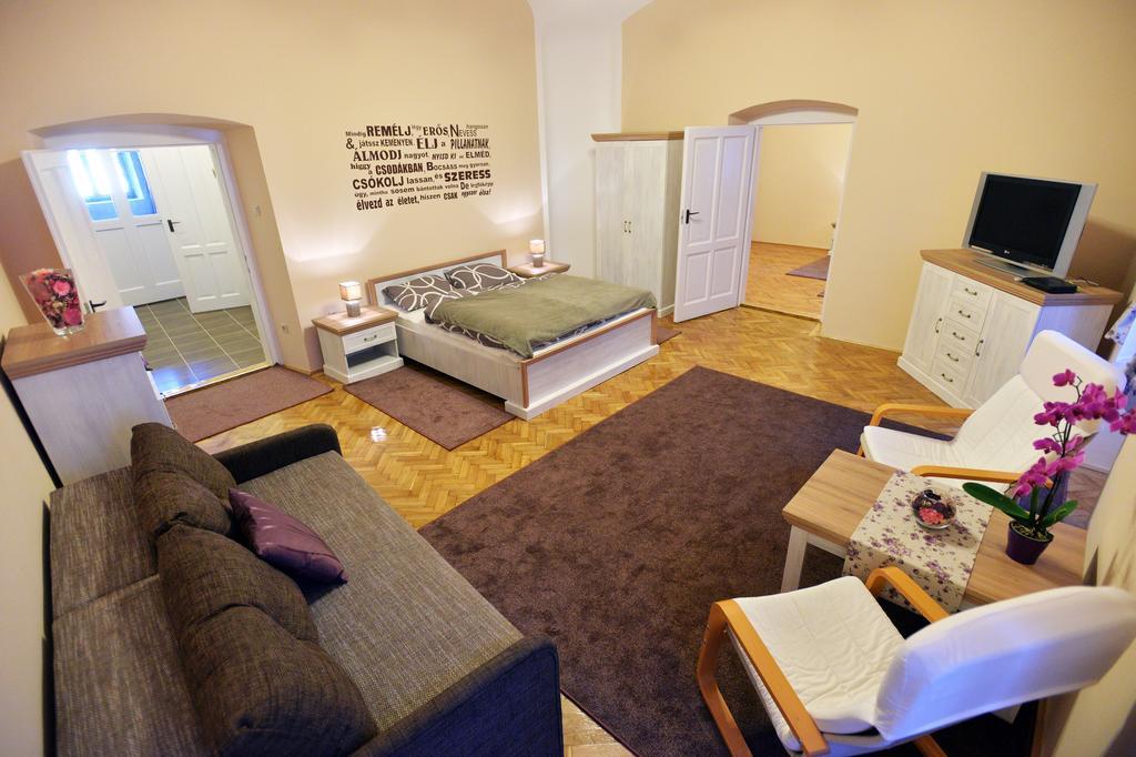 Főtér Apartman Eger Esterno foto